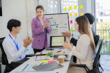 Başarılı meslektaşlar, çok ırklı Asyalı takım arkadaşlarının iş görüşmesi, alkışlama, gülme ve gülümseme konsepti..