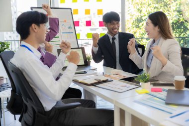 Başarılı meslektaşlar, çok ırklı Asyalı takım arkadaşlarının iş görüşmesi, alkışlama, gülme ve gülümseme konsepti..
