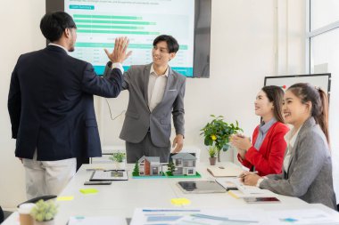 Ev satın alma sözleşmesinin imzalanmasını açıklamak yerine, banka müdürü gayrimenkul yatırım belgelerini tartışıyor ve açıklıyor..