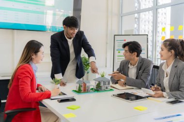 Ev satın alma sözleşmesinin imzalanmasını açıklamak yerine, banka müdürü gayrimenkul yatırım belgelerini tartışıyor ve açıklıyor..
