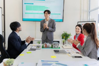 Ev satın alma sözleşmesinin imzalanmasını açıklamak yerine, banka müdürü gayrimenkul yatırım belgelerini tartışıyor ve açıklıyor..