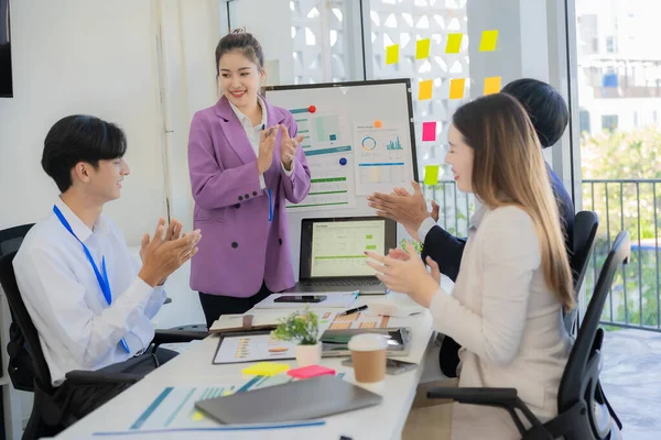 Başarılı meslektaşlar, çok ırklı Asyalı takım arkadaşlarının iş görüşmesi, alkışlama, gülme ve gülümseme konsepti..