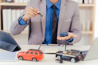 Araba sigortası, koruma ve satış sonrası bakım kavramı, finansal ve sigorta hizmetleri sağlanması.