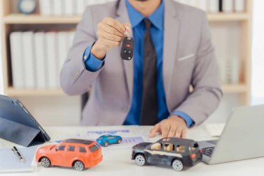 Araba sigortası, koruma ve satış sonrası bakım kavramı, finansal ve sigorta hizmetleri sağlanması.