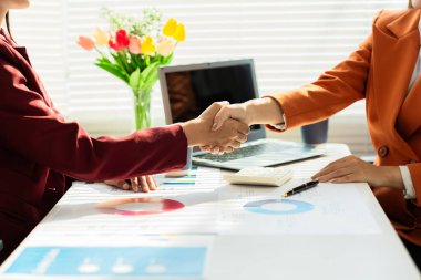 İnşaat mühendisleri ve mimarlar inşaat planlarını, proje ilerlemesini ve konut projesine yönelik tasarım planlarını tartıştılar.