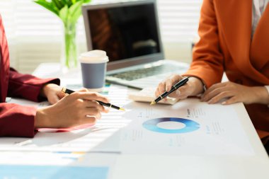 Finans yöneticileri iş, yatırım projeleri ve ortaklar için ticaret stratejileri planlama amaçlı bir toplantıda tartıştılar. Finans ve Muhasebe. Yakın plan fotoğraf..