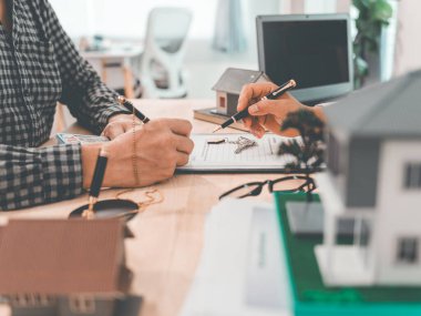 Emlak ipoteği kredisi onayı, ev satın alma belgesi sigortası, erkek menajer kiracıyla sözleşme imzalamak için kağıt işaret ediyor, ev ipoteği anlaşması.