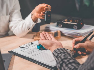 Oto finans uzmanlarımız garanti, satın alma sözleşmesi ve elektrikli araç finansmanı gibi alanlarda uzmanlaşmışlardır..