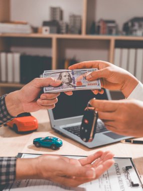 Oto finans uzmanlarımız garanti, satın alma sözleşmesi ve elektrikli araç finansmanı gibi alanlarda uzmanlaşmışlardır..