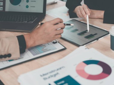 İş adamı ve ekip, istatistikleri belgeler ve grafiklerle analiz ediyor. Şirket için veri, bütçe ve kâr tablosu ile ilgilenen muhasebe danışmanı. Kapat..