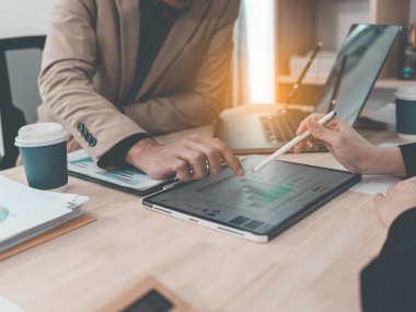 İş adamı ve ekip, istatistikleri belgeler ve grafiklerle analiz ediyor. Şirket için veri, bütçe ve kâr tablosu ile ilgilenen muhasebe danışmanı. Kapat..