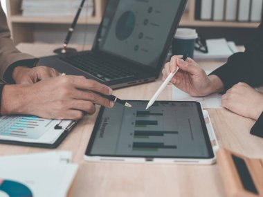 İş adamı ve ekip, istatistikleri belgeler ve grafiklerle analiz ediyor. Şirket için veri, bütçe ve kâr tablosu ile ilgilenen muhasebe danışmanı. Kapat..