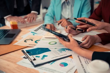 İş adamı ve ekip, istatistikleri belgeler ve grafiklerle analiz ediyor. Şirket için veri, bütçe ve kâr tablosu ile ilgilenen muhasebe danışmanı. Kapat..