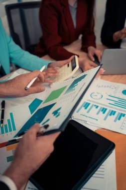 İş adamı ve ekip, istatistikleri belgeler ve grafiklerle analiz ediyor. Şirket için veri, bütçe ve kâr tablosu ile ilgilenen muhasebe danışmanı. Kapat..