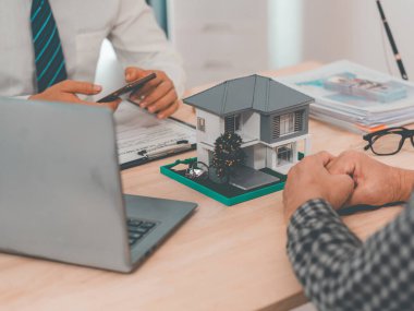 Emlak acentesinin işaret ettiği imza, kira sözleşmesi, satın alma, kiracıyla ev veya daire satın alma, banka, ipotek, kredi, tamamlama, fotoğraf kapama.