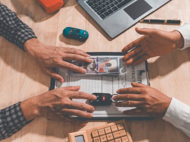 Kiralama kavramında, araba komisyoncusu müşteriye yardım edecek ve araba, araba anahtarları, satın alma veya satma, sigorta belgeleri hakkında irtibat bilgilerini açıklayacak..