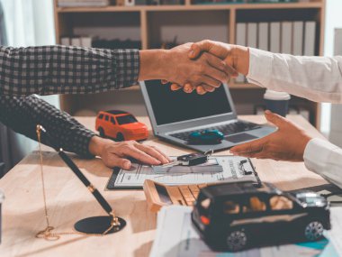 Araba satışını onayladıktan sonra araba satıcısıyla tokalaştım. Güven ve ulaşım teması.