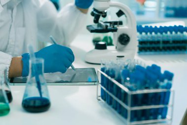 Biyolojik bilim laboratuvarlarında mikroskoplarla çalışan sağlık araştırmacıları, aşıları test etmek için teknoloji ve tıbbi araştırmalar.