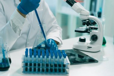 Biyolojik bilim laboratuvarlarında mikroskoplarla çalışan sağlık araştırmacıları, aşıları test etmek için teknoloji ve tıbbi araştırmalar.