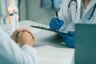 Biyolojik bilim laboratuvarlarında mikroskoplarla çalışan sağlık araştırmacıları, aşıları test etmek için teknoloji ve tıbbi araştırmalar.