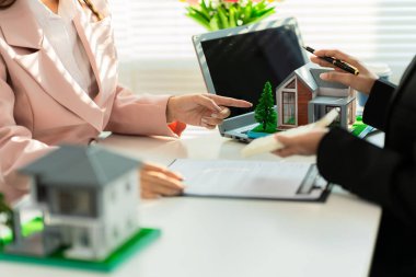 Emlakçılar banka yetkilileriyle ev satın alma sözleşmesi imzalamayı, ev satın alma sözleşmesi veya ofis kredisi olan müşterilere kredi faiz oranlarını açıklamayı tartıştılar.