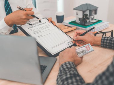 Müşteri, satın alma anlaşmasını onayladıktan ve imzaladıktan sonra, sigorta veya ev kredisi ile ilgili temel bilgilerle ev satın alma sözleşmesi üzerinde pazarlık yapmaktadır..