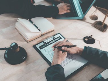 Avukatlar, yasal danışma toplantısında sözleşmenin şartlarını ve şartlarını tartışıyorlar ve yasal anlaşmanın tartışılmasına odaklanıyorlar..