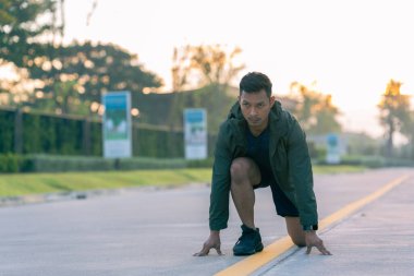 Koşucular sağlık odaklı bir egzersiz programının parçası olarak çalışmaya başlarlar.