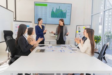 İş ekibi iş başarılarını kutlamaktan memnundu, toplantının sonuçlarını takdir etti ve etkinliğin yankılanan bir başarı olmasından memnundu..