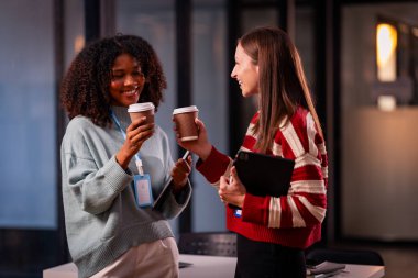 İki iş kadını, ellerinde birer fincan sıcak kahveyle ofislerinde tablet tutarken enerjik bir şekilde sohbet ediyorlar. Bu tipik bir ofis çalışanı senaryosu..