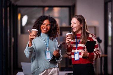 İki iş kadını, ellerinde birer fincan sıcak kahveyle ofislerinde tablet tutarken enerjik bir şekilde sohbet ediyorlar. Bu tipik bir ofis çalışanı senaryosu..