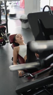 Kararlı ve güçlü bir Asyalı kadın spor salonundaki spor salonunda ağırlık kaldırıyor. Vücut çalışıyor, kas yapmak için ağırlık çalışıyor ve kaldırıyor sağlıklı bir yaşam tarzı konsepti..