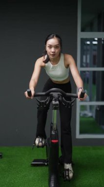 Kararlı ve güçlü bir Asyalı kadın spor salonundaki spor salonunda ağırlık kaldırıyor. Vücut çalışıyor, kas yapmak için ağırlık çalışıyor ve kaldırıyor sağlıklı bir yaşam tarzı konsepti..