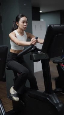 Kararlı ve güçlü bir Asyalı kadın spor salonundaki spor salonunda ağırlık kaldırıyor. Vücut çalışıyor, kas yapmak için ağırlık çalışıyor ve kaldırıyor sağlıklı bir yaşam tarzı konsepti..