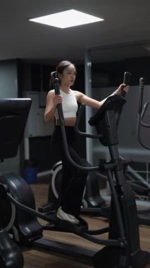 Kararlı ve güçlü bir Asyalı kadın spor salonundaki spor salonunda ağırlık kaldırıyor. Vücut çalışıyor, kas yapmak için ağırlık çalışıyor ve kaldırıyor sağlıklı bir yaşam tarzı konsepti..