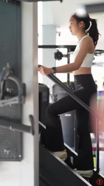 Kararlı ve güçlü bir Asyalı kadın spor salonundaki spor salonunda ağırlık kaldırıyor. Vücut çalışıyor, kas yapmak için ağırlık çalışıyor ve kaldırıyor sağlıklı bir yaşam tarzı konsepti..