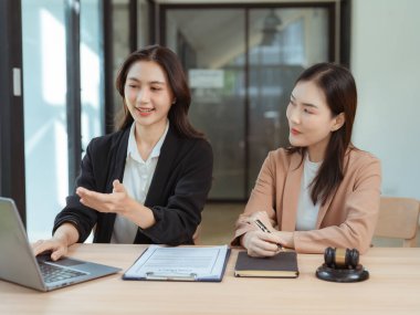 Kadın avukatlar veya hakimler kadın müşterilere hukuki kavramlar ve hukuki hizmetler konusunda tavsiyede bulunurlar.