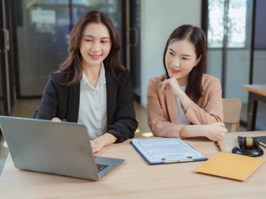 Kadın avukatlar veya hakimler kadın müşterilere hukuki kavramlar ve hukuki hizmetler konusunda tavsiyede bulunurlar.
