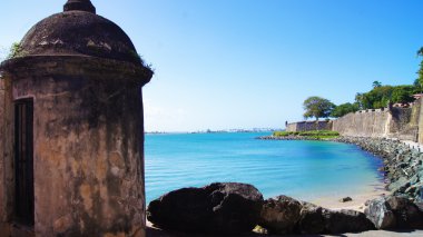 Booth ve duvar içinde eski San Juan, Puerto Rico