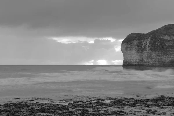 英国弗兰堡海滩的黑白日出场景 — 图库照片