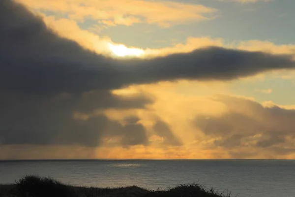 Rayos Sol Sobre Mar Del Norte Amanecer Desde Costa Yorkshire —  Fotos de Stock