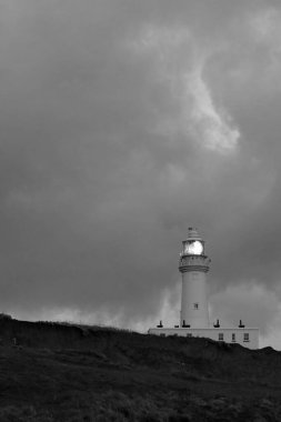 Fırtınalı bir sabahta şafak vakti Flamborough deniz feneri.