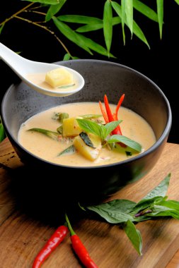 Geleneksel Tay baharatlı kırmızı köri