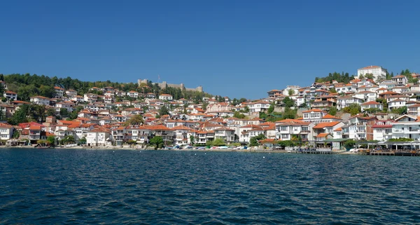 Άποψη της παλιάς πόλης της Οχρίδας και το παλιό φρούριο από το σκάφος. — Φωτογραφία Αρχείου