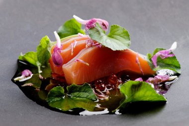 taze baharatlar ile somon balığı 