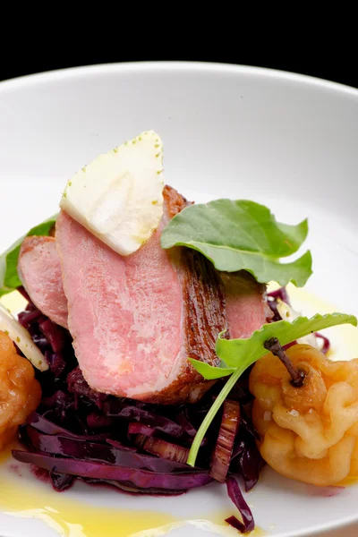 Entenbraten, Rotkohl und Trockenfrüchte — Stockfoto