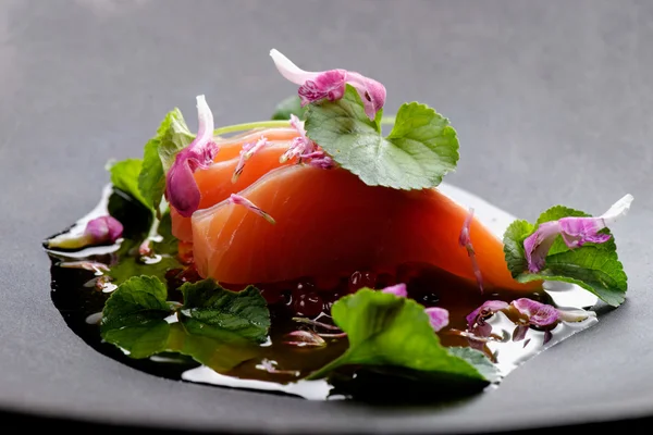 Sashimi de salmón con especias frescas —  Fotos de Stock