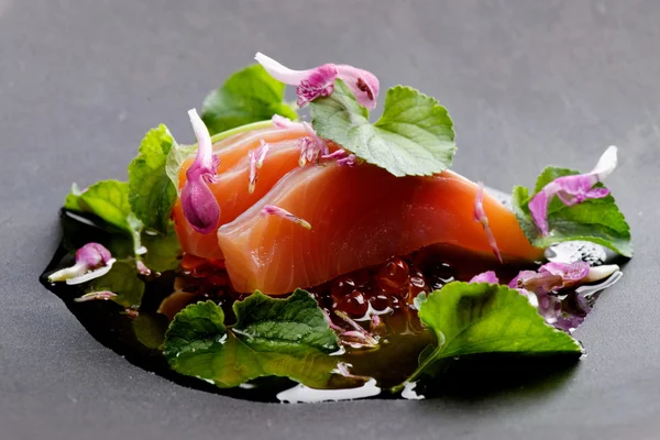 taze baharatlar ile somon balığı 