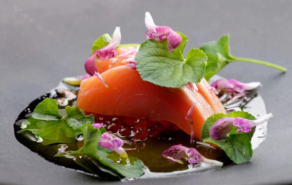 Salmon sashimi with fresh spices — Stock Photo, Image