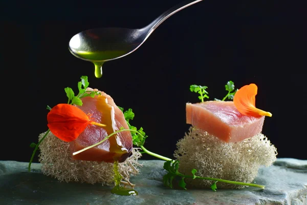 Fine dining, verse rauwe ahi tonijn sashimi — Stockfoto